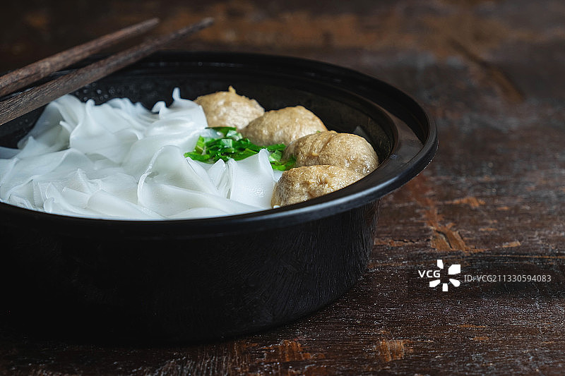 桌子上碗里的食物的特写图片素材