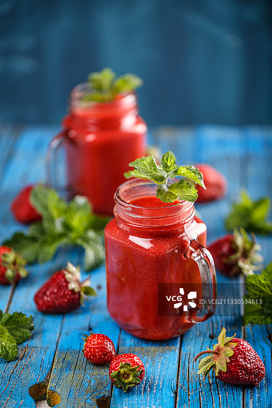 桌子上罐装蜜饯特写图片素材