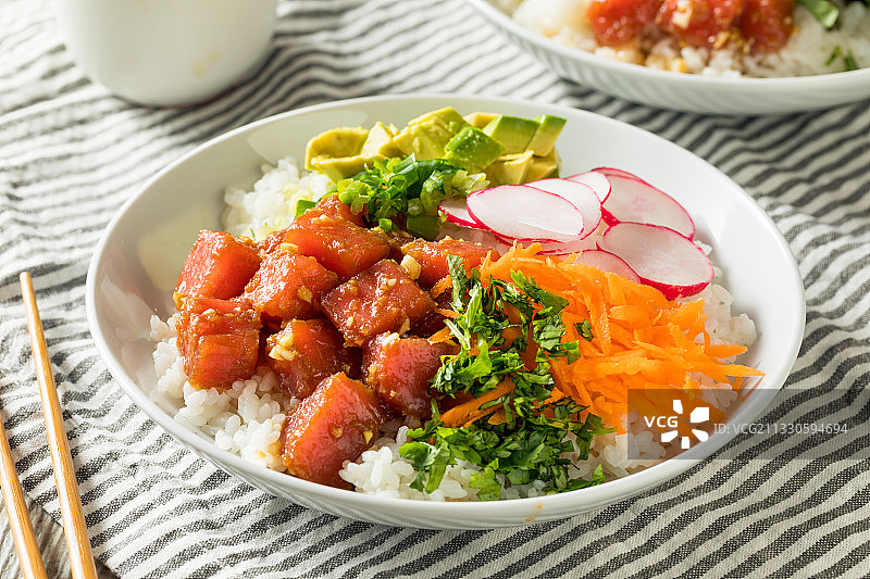 高角度拍摄：碗里的沙拉图片素材