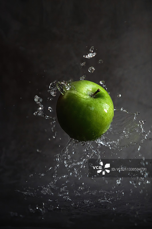 黑色背景下的史密斯奶奶青苹果特写，西班牙图片素材