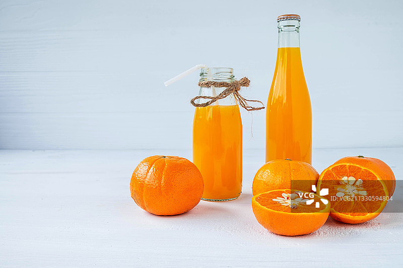 上瓶子里的橙汁特写图片素材