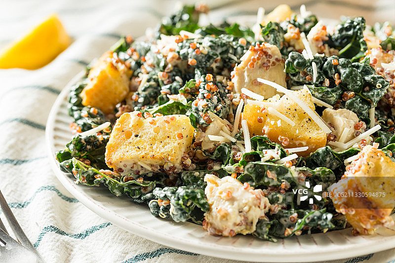 桌子上盘子里的食物的特写图片素材