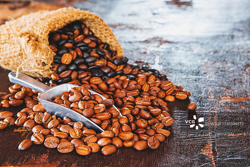 桌上的烤咖啡豆特写图片素材