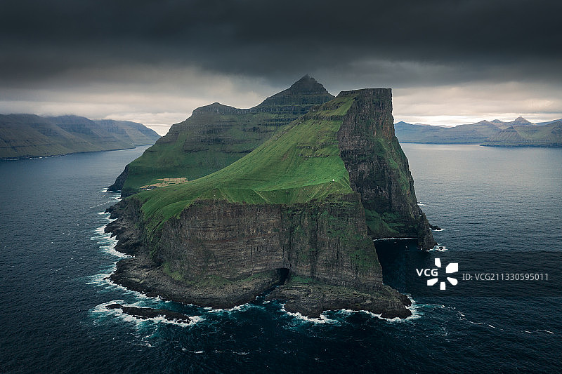 大海和山脉对天空的风景图片素材