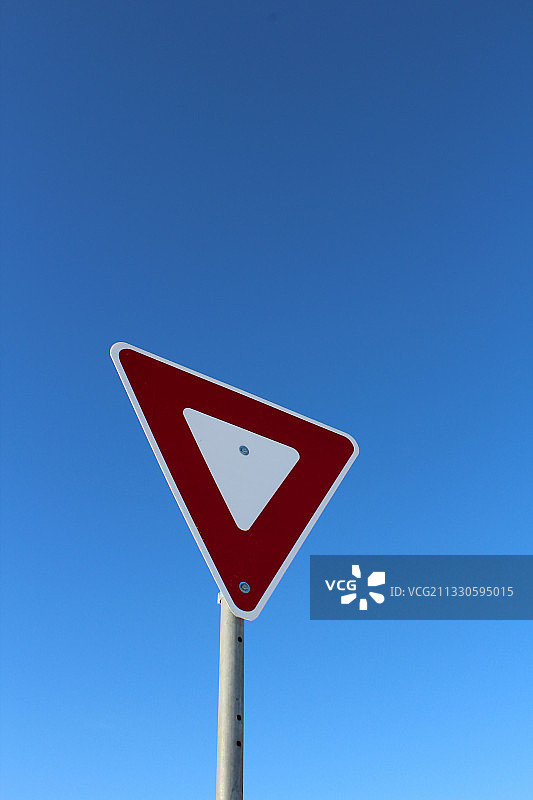 仰视路标映衬蔚蓝天空图片素材