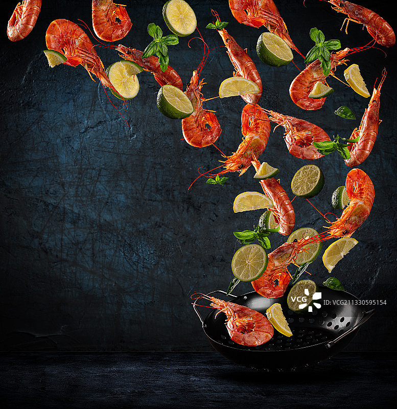 俯视拍摄的餐桌水果碗图片素材