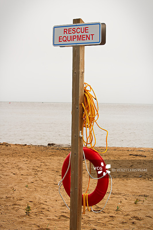 晴朗天空下海滩上的信息标志特写图片素材