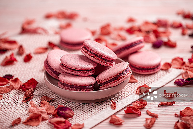 桌子上盘中马卡龙的特写图片素材