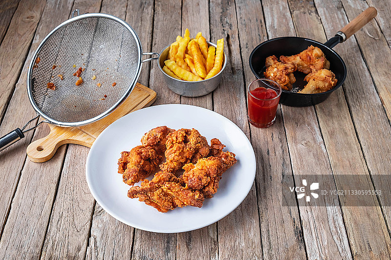 高角度的食物服务在桌子上图片素材