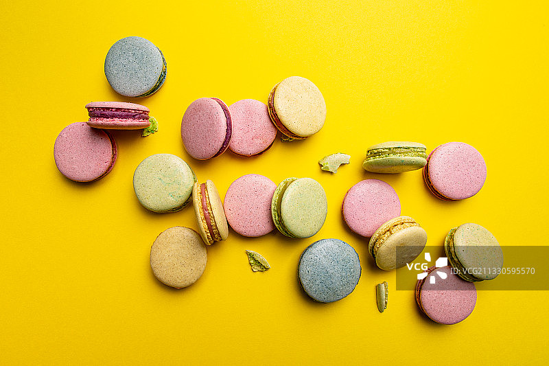 黄色背景上的马卡龙俯视图图片素材