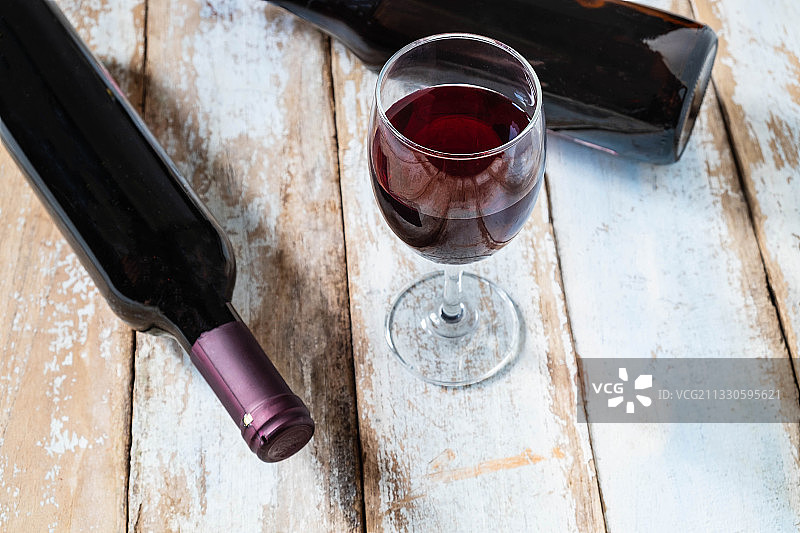 旧木背景上的酒杯和酒瓶图片素材