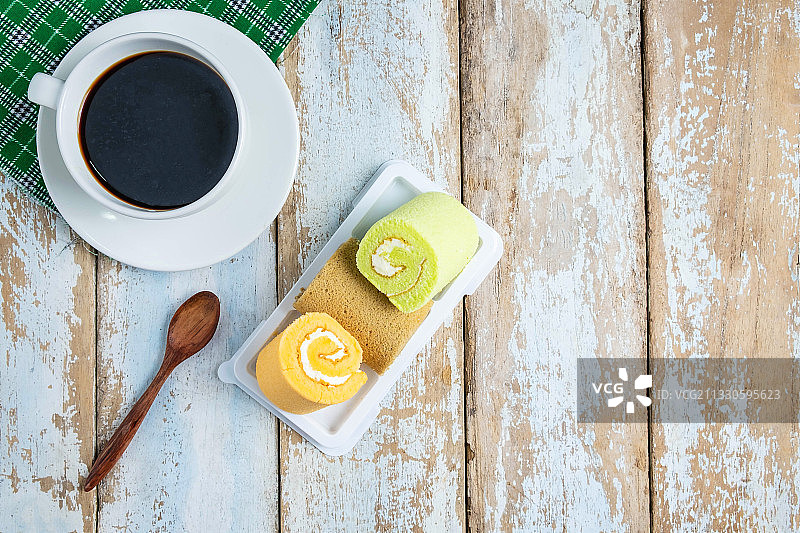 木桌上的蛋糕卷图片素材