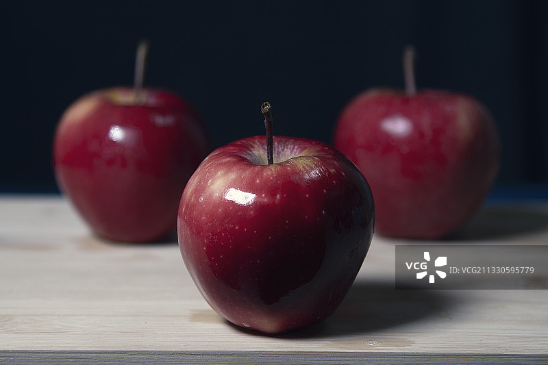 桌上的苹果特写图片素材
