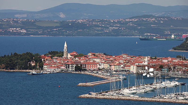 远眺斯洛文尼亚皮兰小镇图片素材