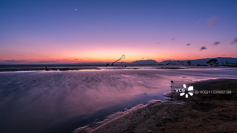 日落后的昆明滇池王官湿地公园沙滩边图片素材