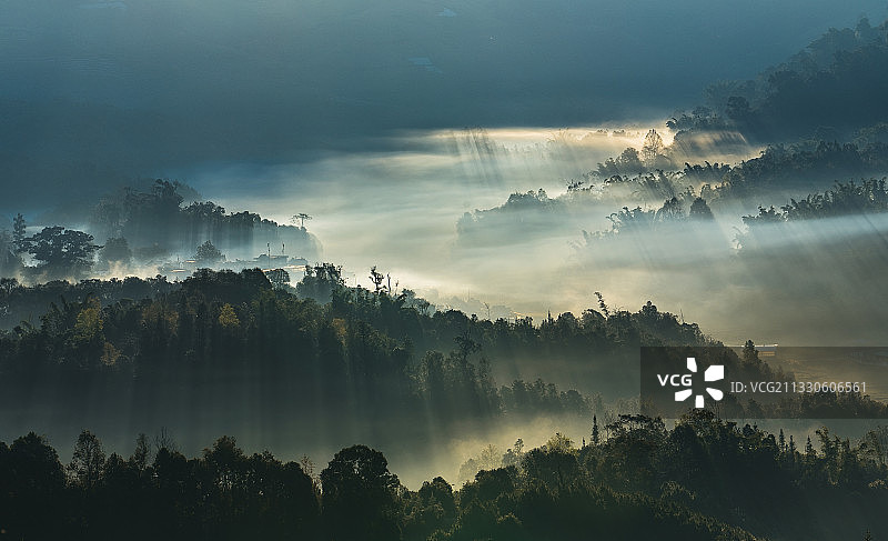 原始森林村寨的耶稣光图片素材