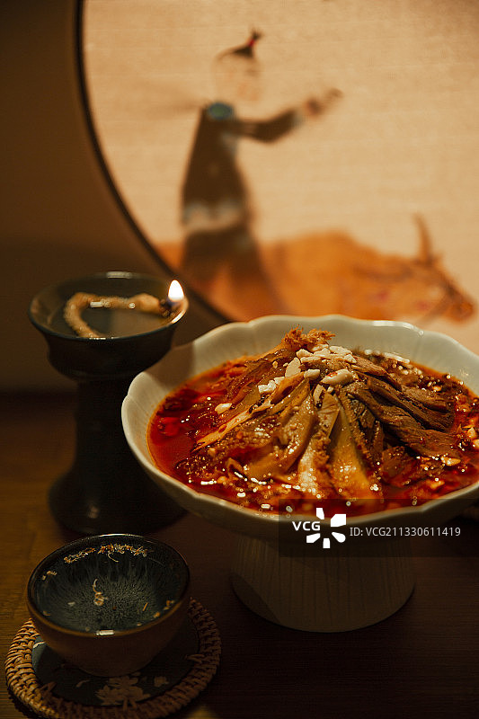中华文化皮影和四川美食夫妻肺片静物图片素材