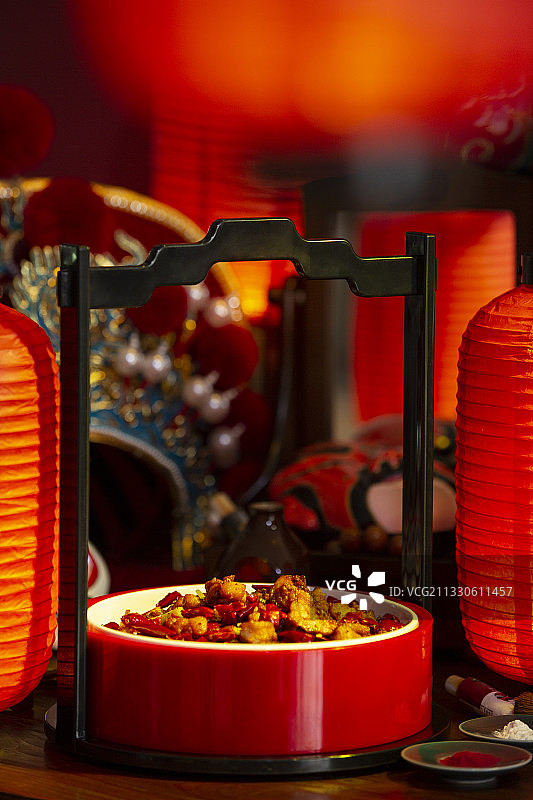 中华美食辣子鸡、川剧变脸和红灯笼静物图片素材