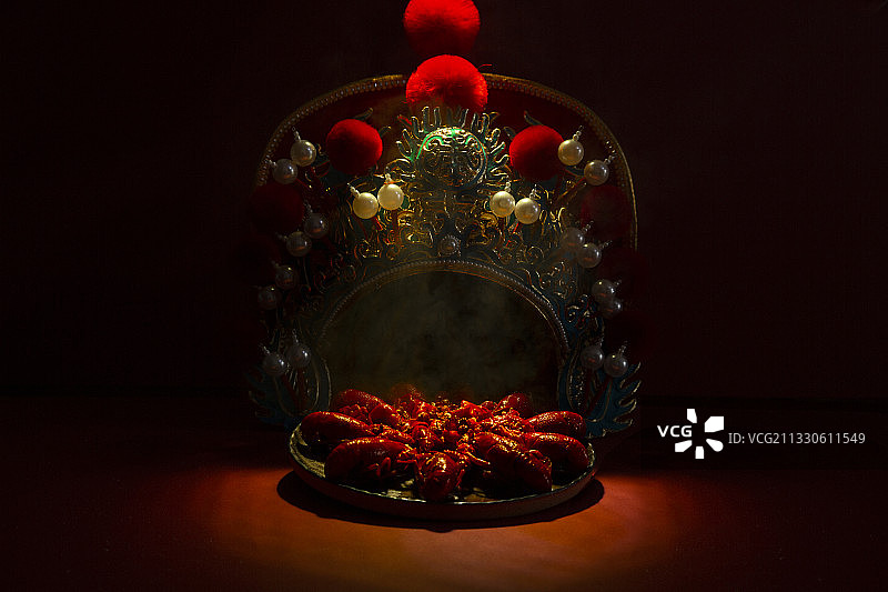 中华美食麻辣小龙虾和川剧变脸头饰静物图片素材