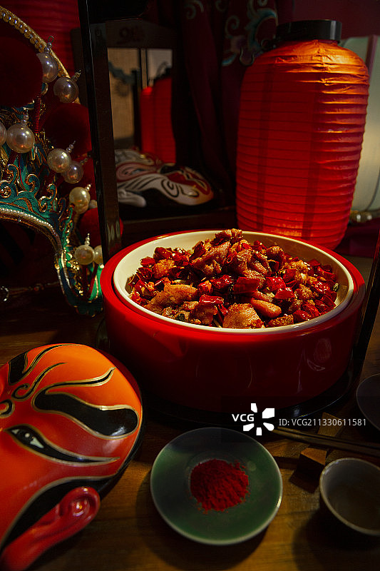 中华美食辣子鸡、川剧变脸和红灯笼静物图片素材
