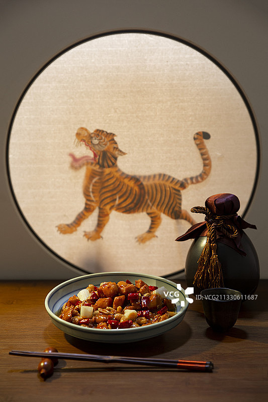 中国文化皮影和四川美食宫保鸡丁静物图片素材
