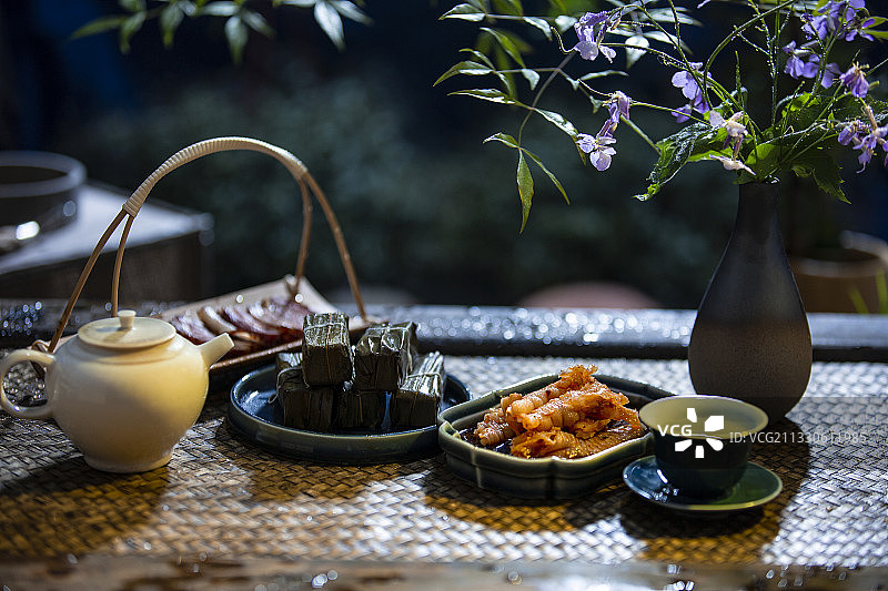 中华美食四川菜红油脱骨凤爪、腊肉和竹叶糕静物图片素材