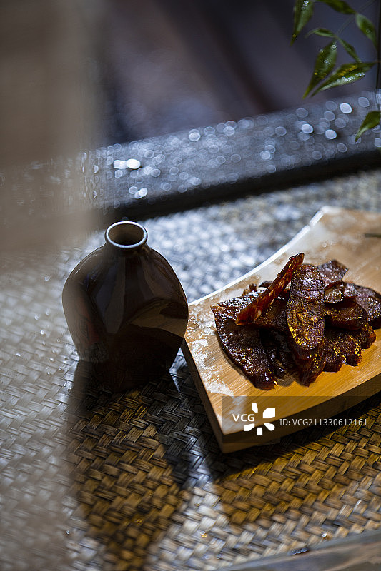中华美食四川菜腊肠和酒壶静物图片素材