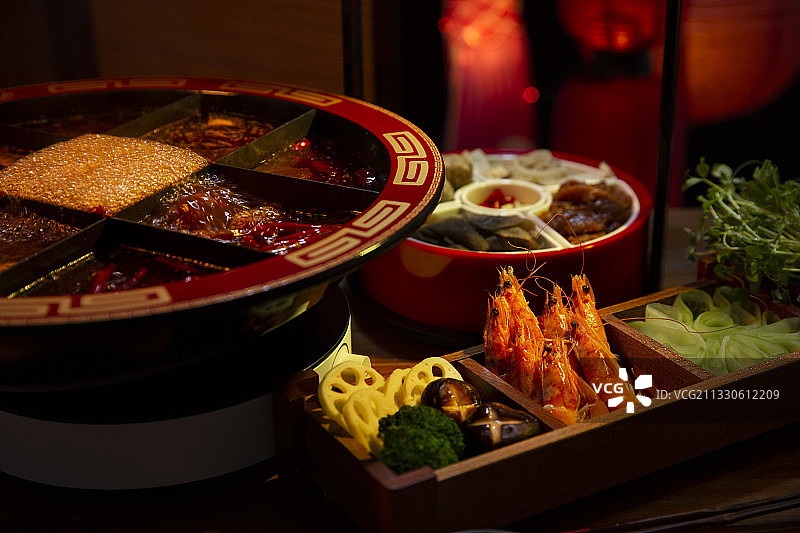中华美食四川九宫格麻辣火锅图片素材