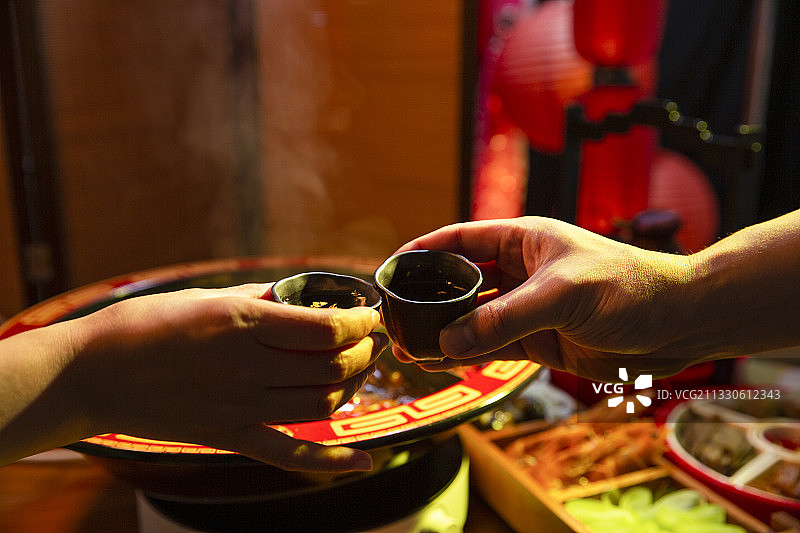 中华美食四川九宫格麻辣火锅干杯喝酒图片素材