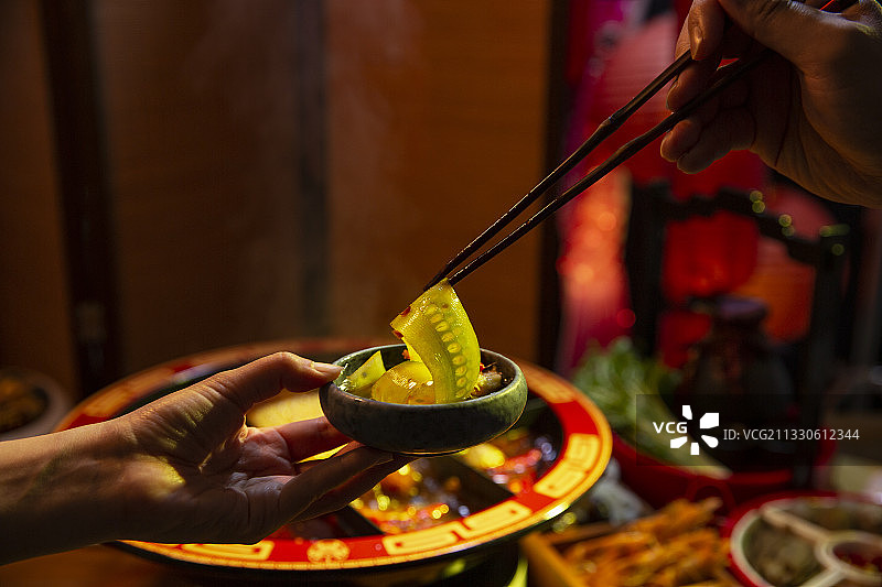 中华美食四川九宫格麻辣火锅特写图片素材