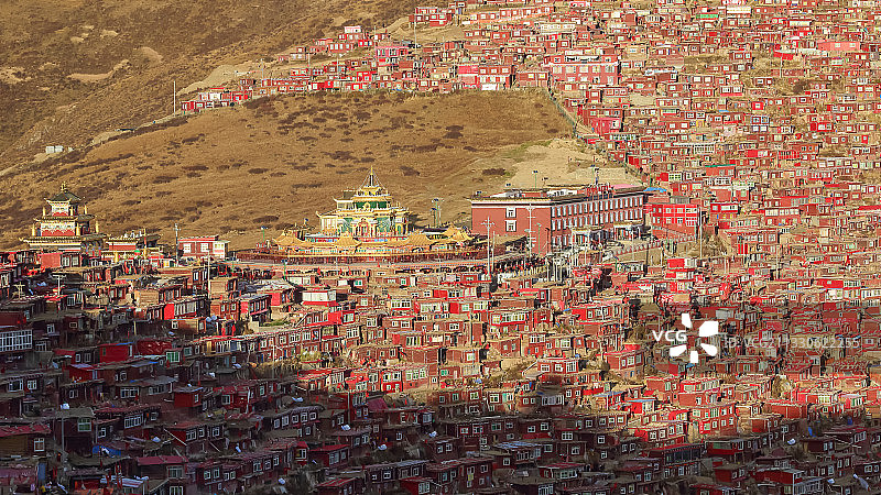 四川甘孜藏族自治州色达县五明佛学院被僧舍环绕的坛城图片素材