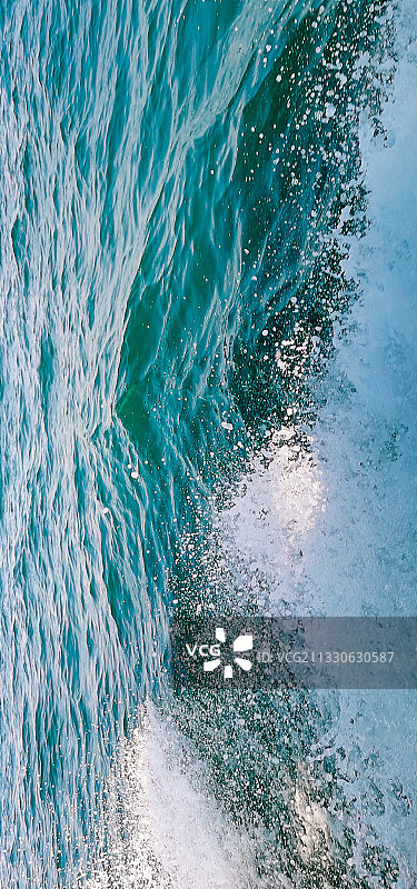 大海中一艘冲锋号飞速驶过，留下的波涛浪花。图片素材