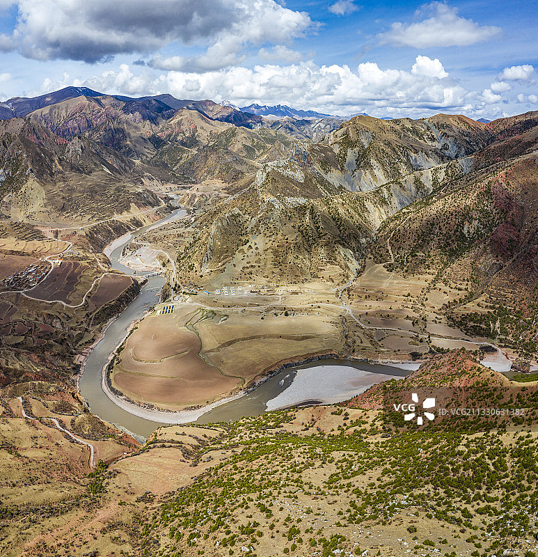 青海囊谦县的河谷山村航拍图片素材