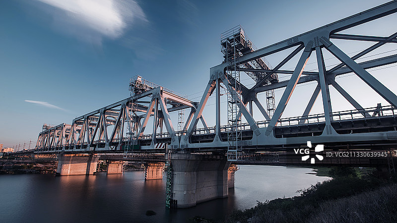 一座高铁行驶的桥图片素材