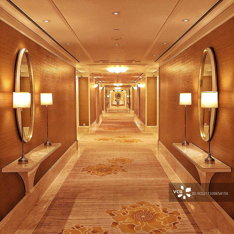 雍容华贵的酒店过道尽显着温馨与舒适图片素材