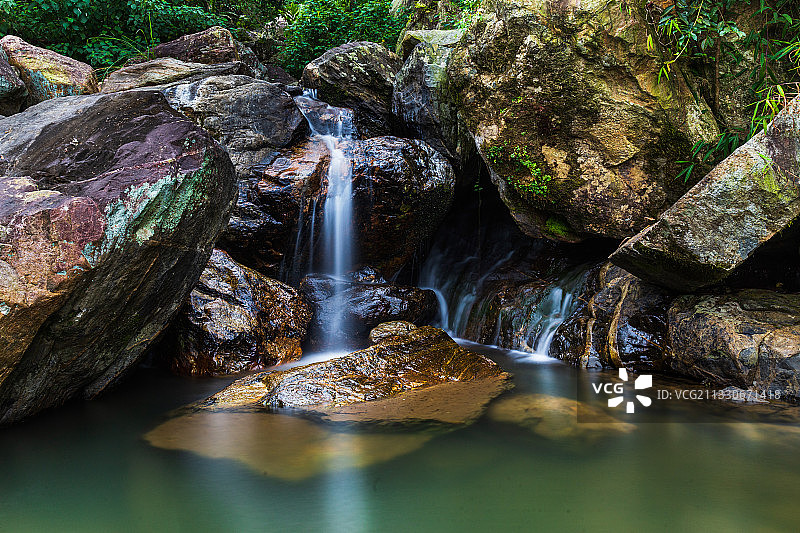 海南琼中县百花岭幽深山间清流图片素材