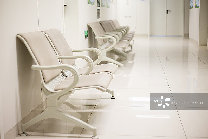 医院里的干净漂亮的休息座椅图片素材