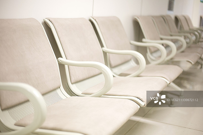 医院里的干净漂亮的休息座椅图片素材