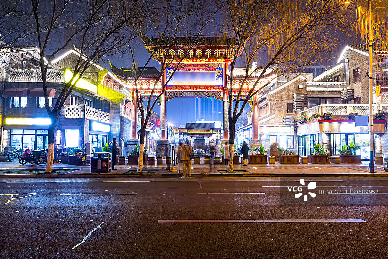 山东济南宽厚里老街街道夜景图片素材