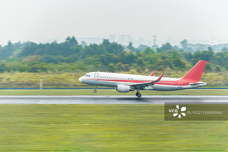 动感跑道上起飞降落的飞机图片素材