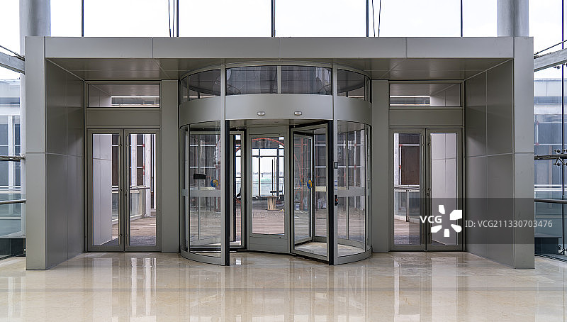 城市现代办公写字楼旋转玻璃门图片素材