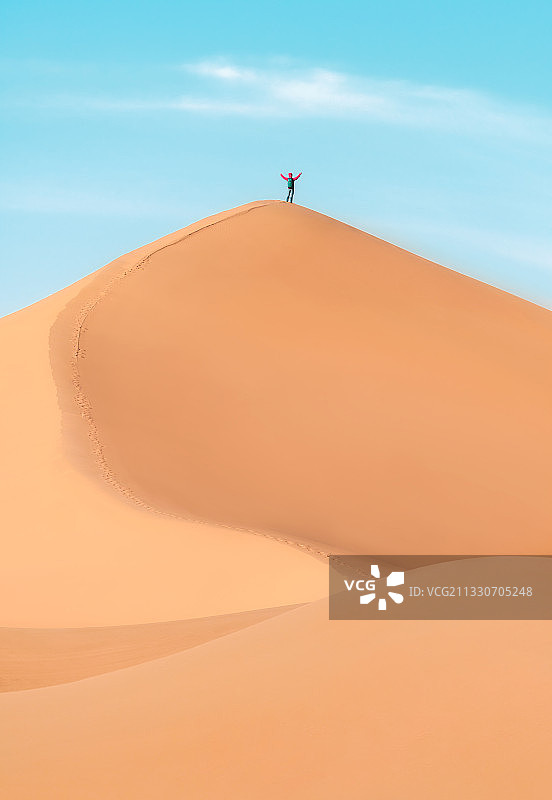 中国阿拉善腾格里沙漠极简图片素材