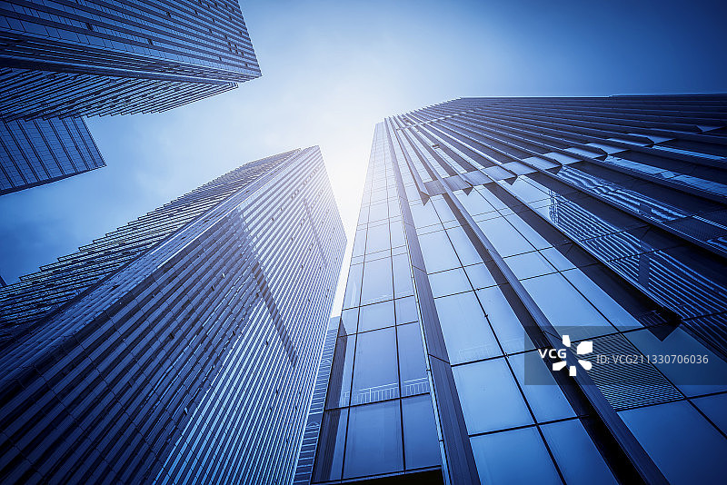 低视角拍城市现代办公写字楼和外墙玻璃图片素材