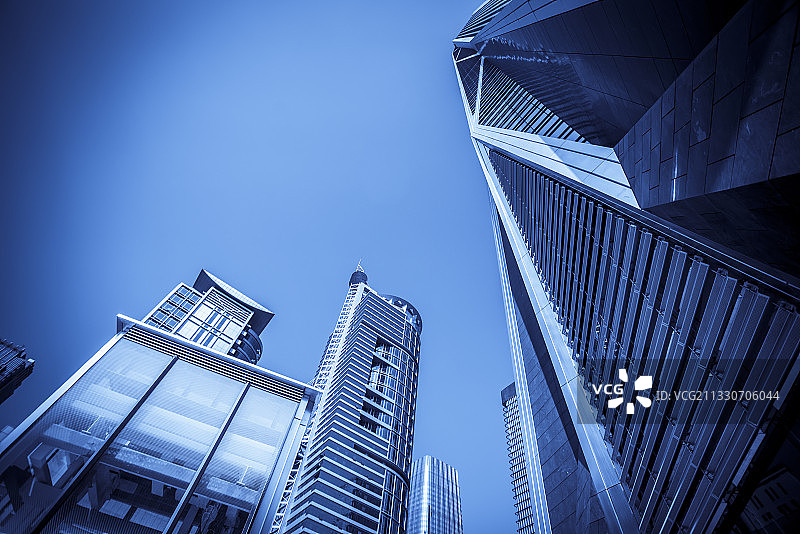 低视角拍城市现代办公写字楼和外墙玻璃图片素材