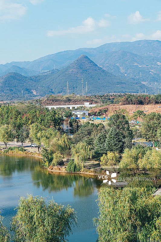 浙江师范大学金华本部校园与尖峰山图片素材