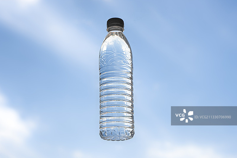 悬空的水瓶图片素材