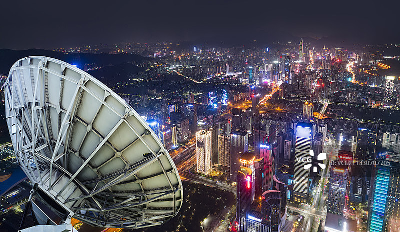 无限代信号接收器和城市建筑图片素材