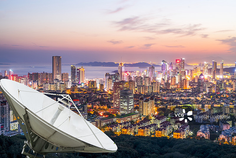 无限代信号接收器和城市建筑图片素材