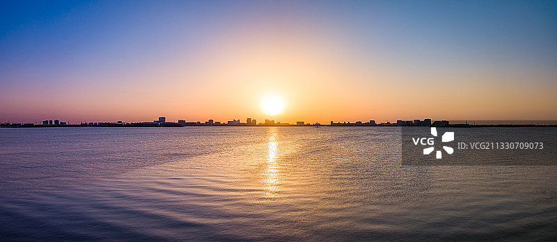 滴水湖剪影（上海临港新片区南汇新城）图片素材