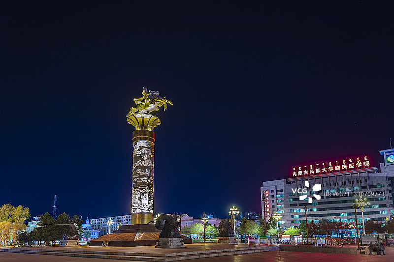 海拉尔成吉思汗广场夜景。图片素材